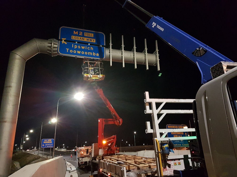 Our team putting up the Ipswitch and Toowomba exit sign